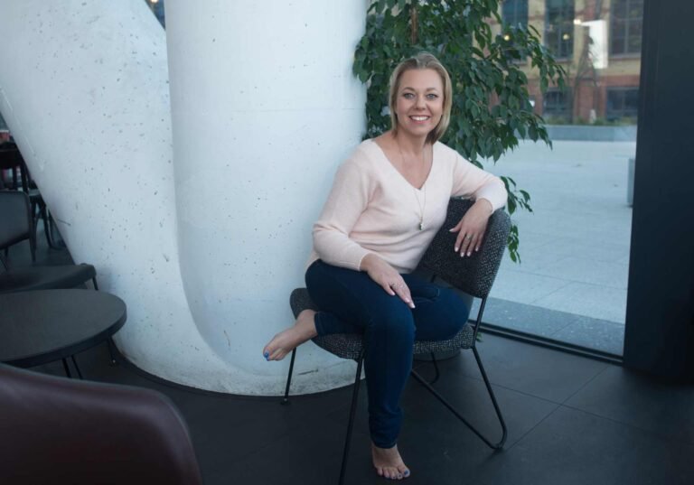 Read more about the article Czy musisz rzucać etat z dnia na dzień? Prawda o spokojnym przejściu do biznesu